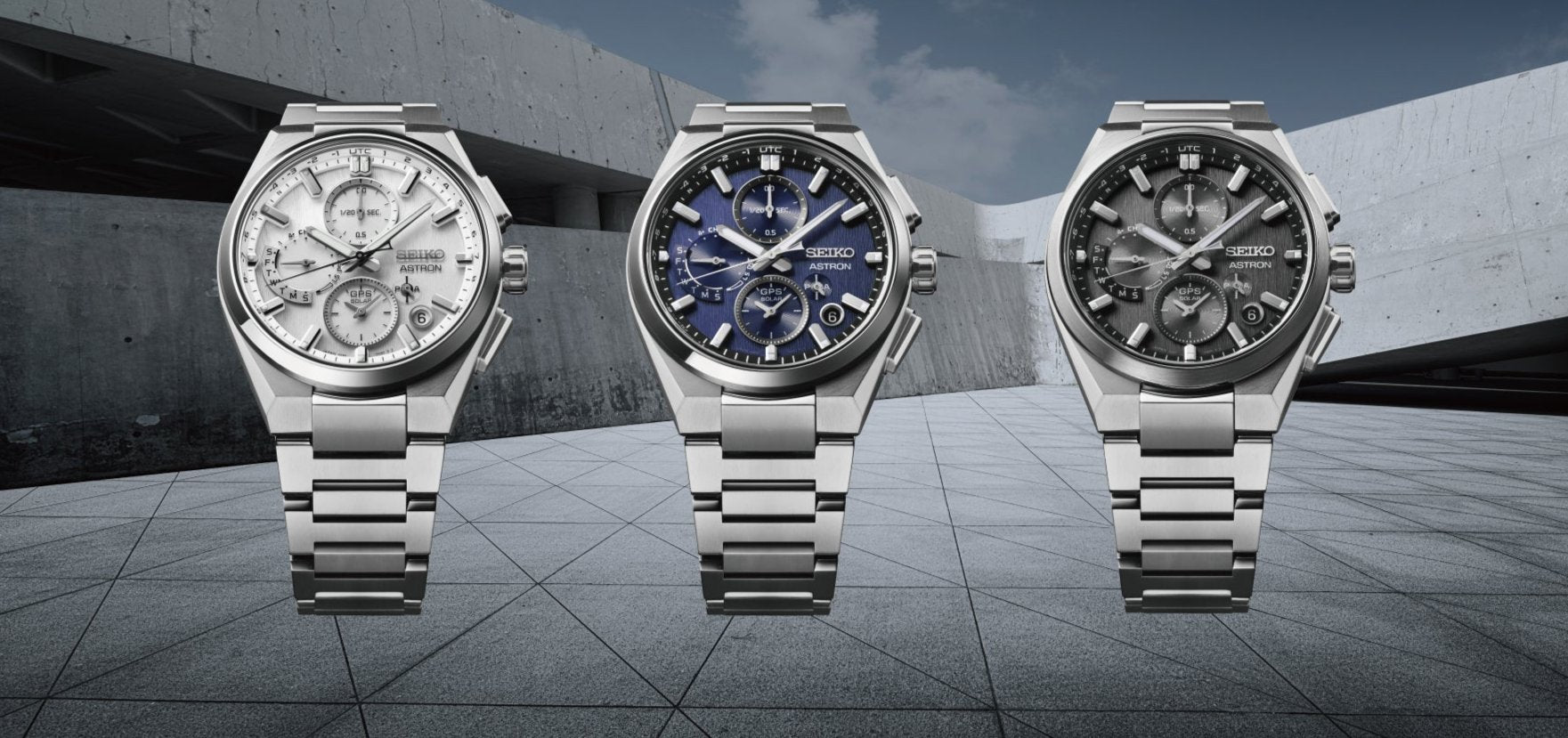 Drie Seiko Astron horloges naast elkaar met een witte, blauwe en zwarte wijzerplaat. Deze horloges hebben een gps solar en een datumweergave.