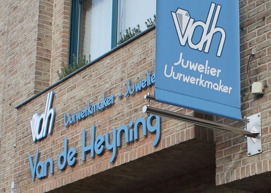 Gevel van de fysieke winkel van Juwelier-Uurwerkmaker Van de Heyning in Oud-Turnhout.