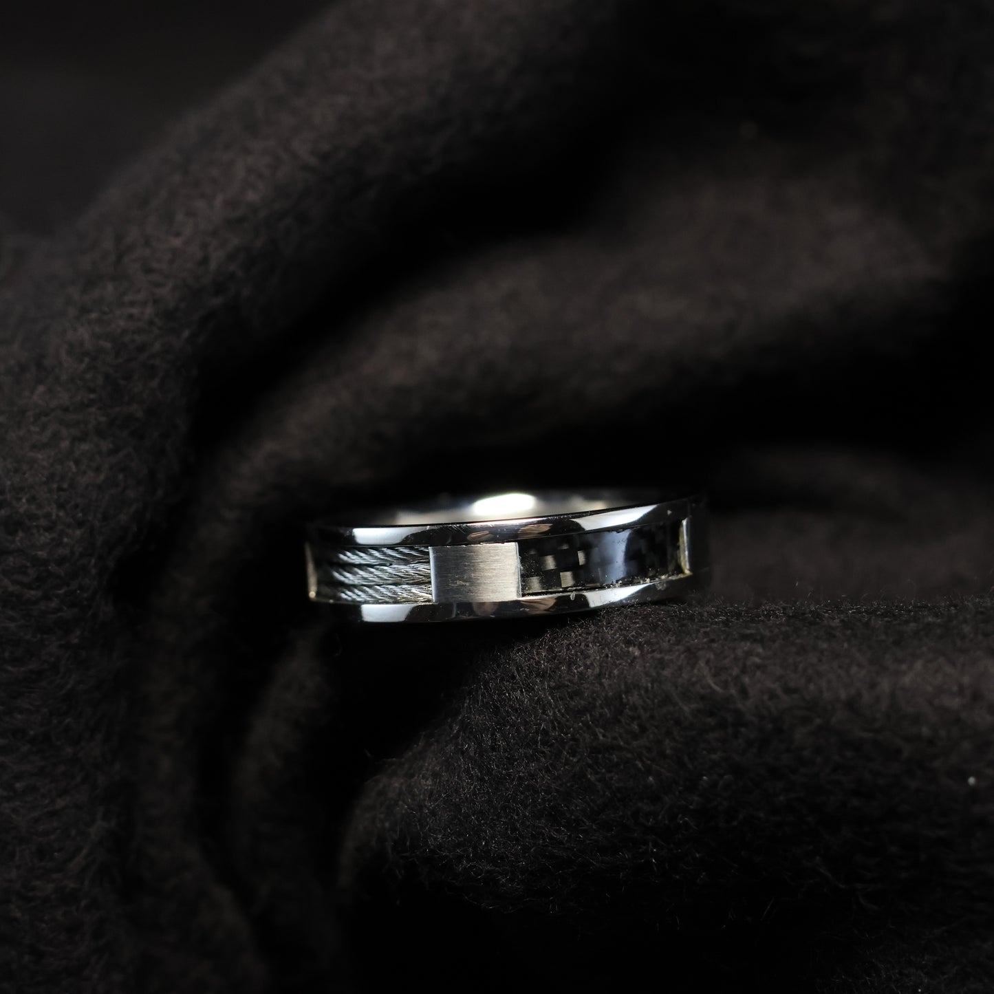 Outlet Titanium ring met carbon maat: 60 & 67