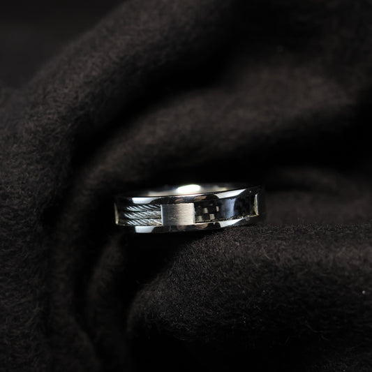 Outlet Titanium ring met carbon maat: 60 & 67