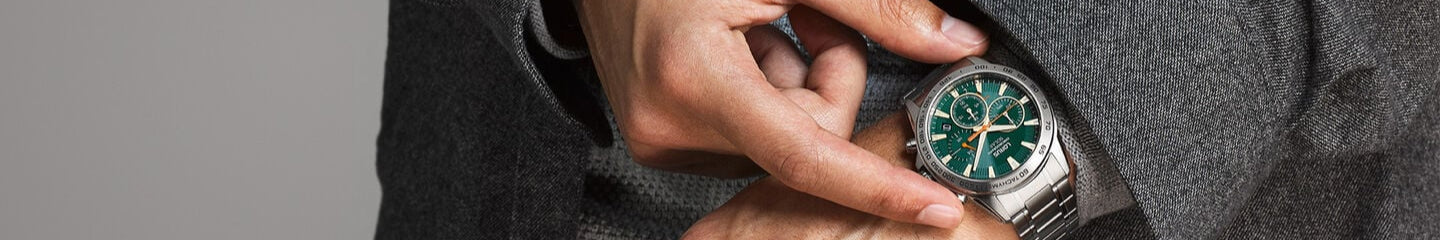 lorus chronograaf met groene wijzerplaat gedragen aan pols banner voor lorus herenhorloges en herenhorloges van juwelier van de heyning