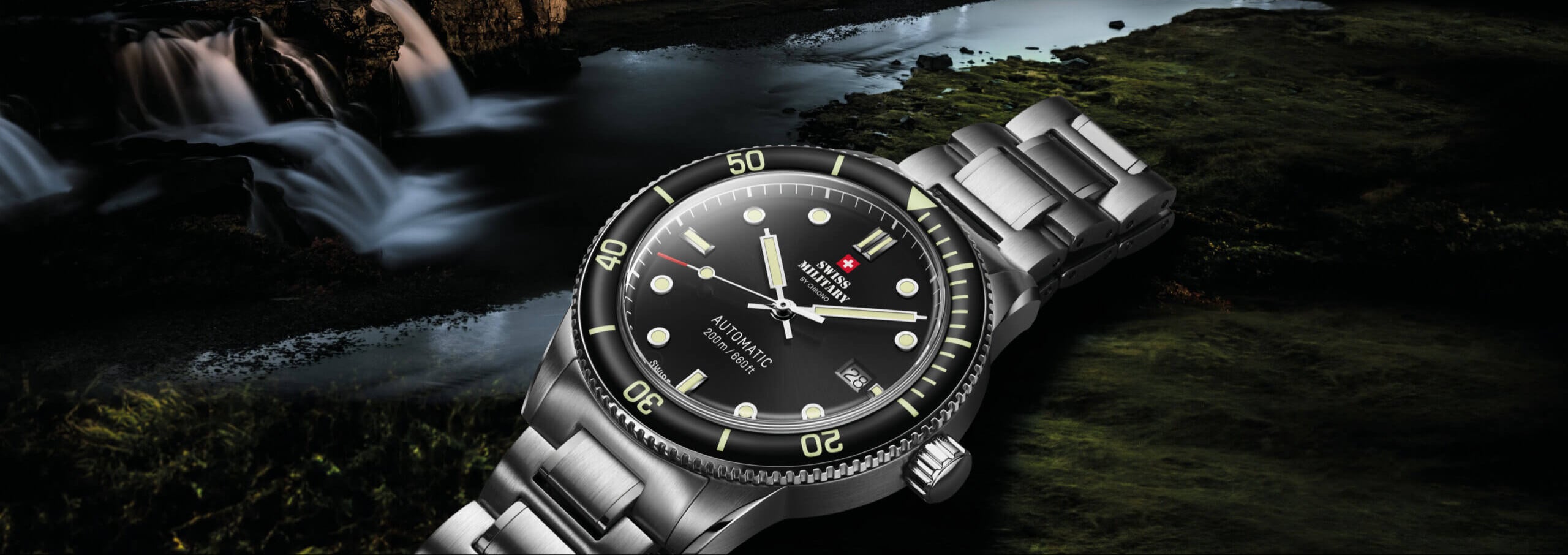Swiss Military by chrono horloge dat tot 200m waterdicht is. Het horloge heeft een zwarte wijzerplaat en een datumaanduiding.