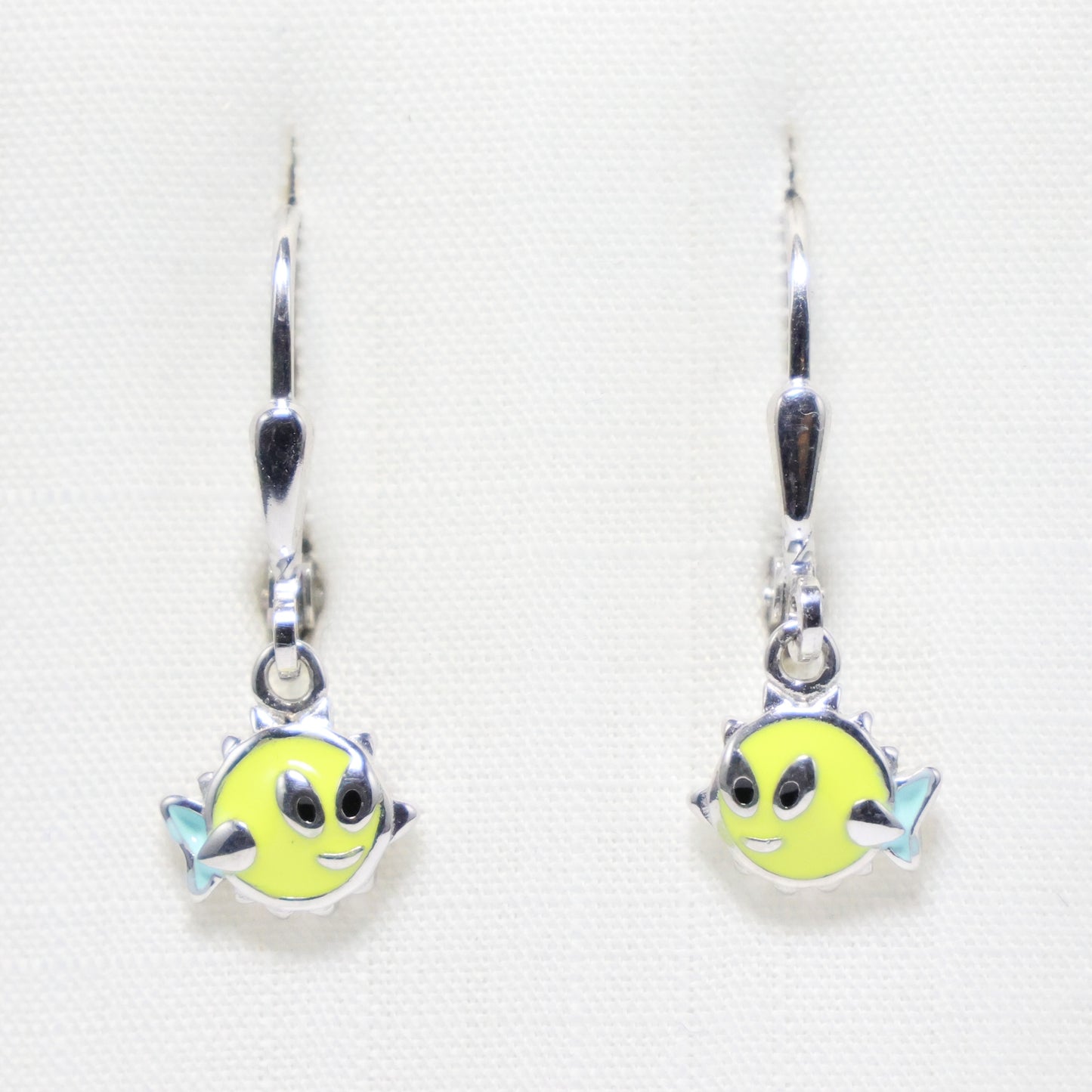Zilveren Kids gele pufferfish hangoorbellen
