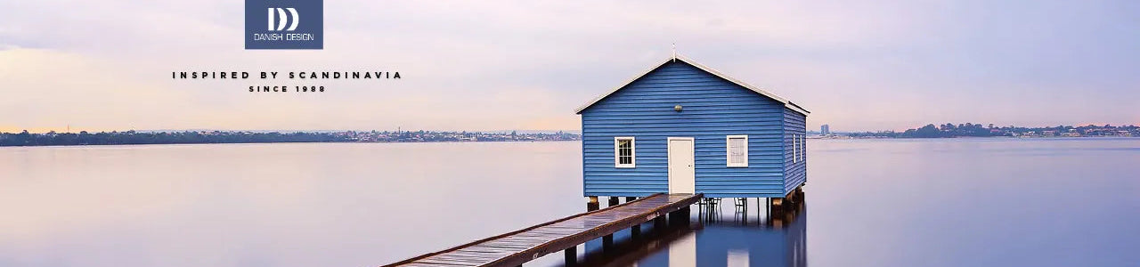 Blauw huisje op water op een meer dat het minimalistische scandinavische design van danish design moet voorstellen