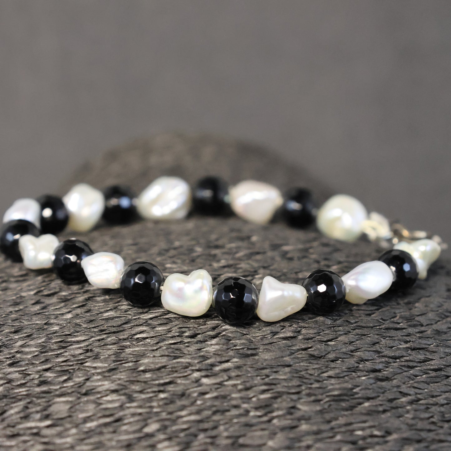 Halfedelsteen Onyx & Biwa-parel Armband met zilveren slot