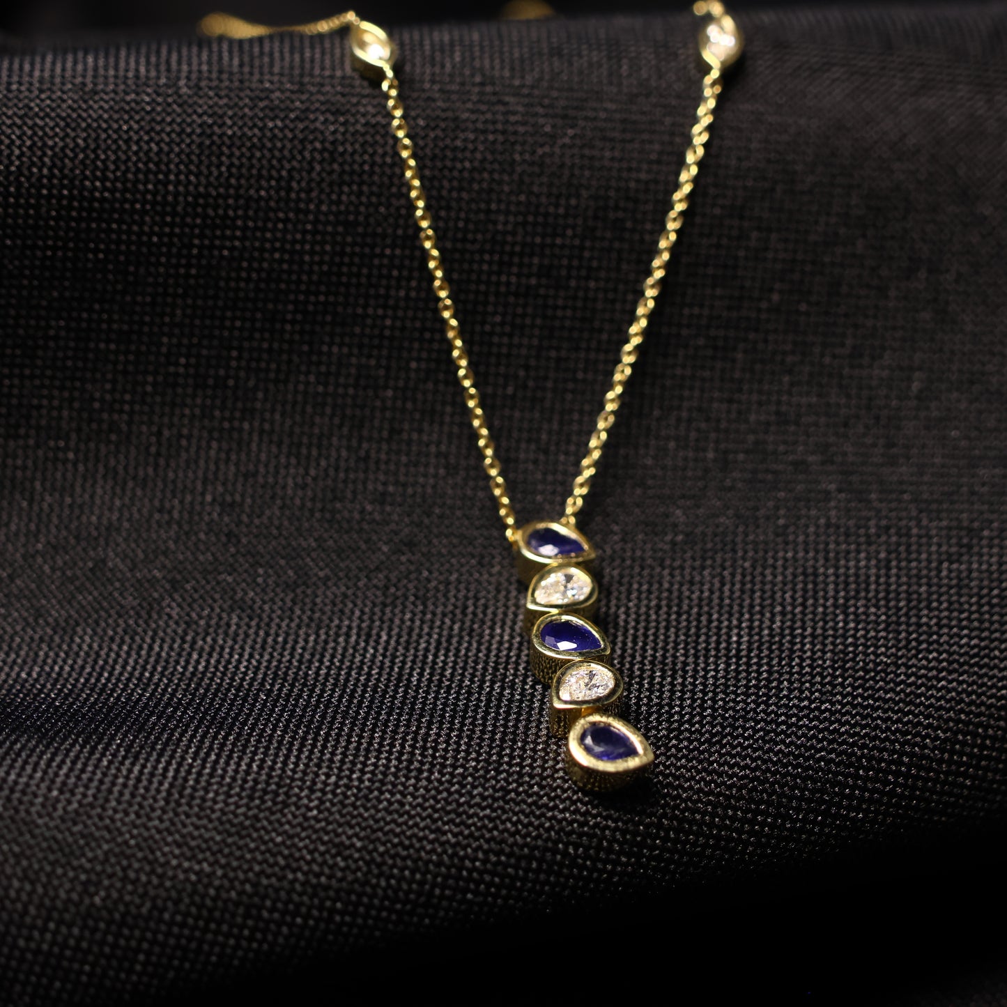 18karaat geel gouden ketting met tussenstuk met briljant en saffier 068695