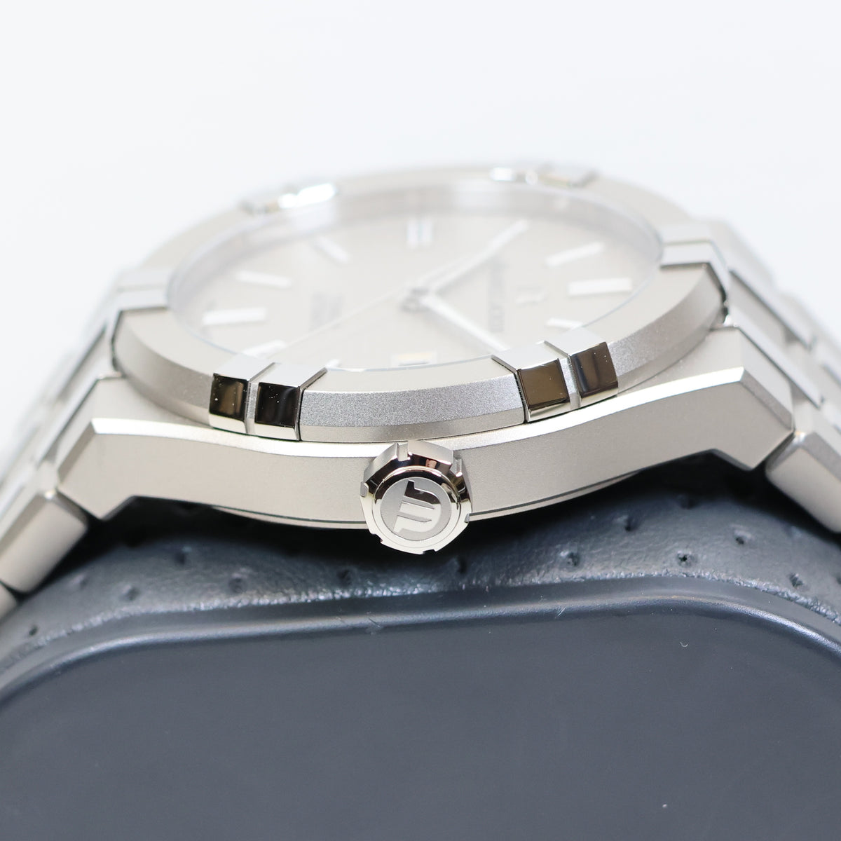 Maurice Lacroix AIKON Automatic Date 42mm Titanium AI6008-TT032-230-1
