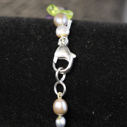 Halfedelsteen amethist, peridot en parels armband met zilveren slot W9084/2