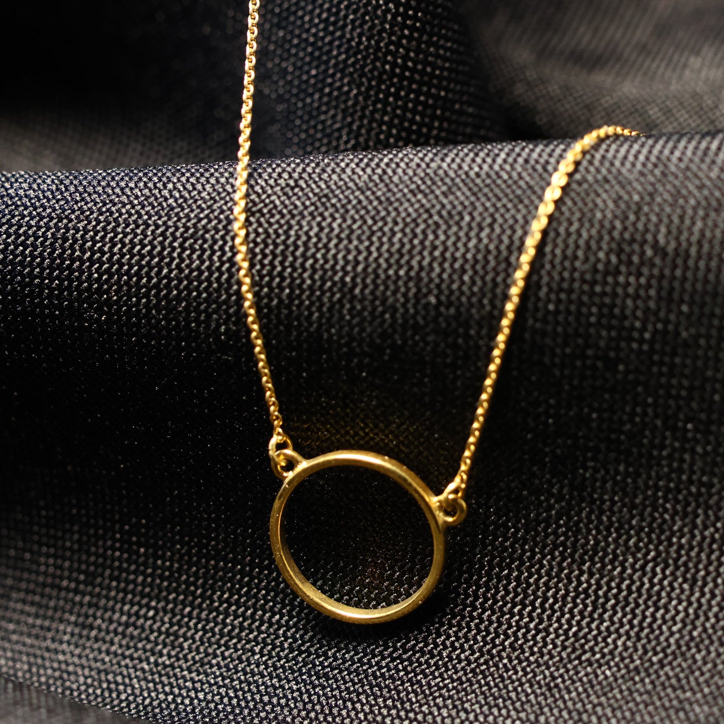 18kt geel gouden ketting met cirkelvormig tussenstuk 060739