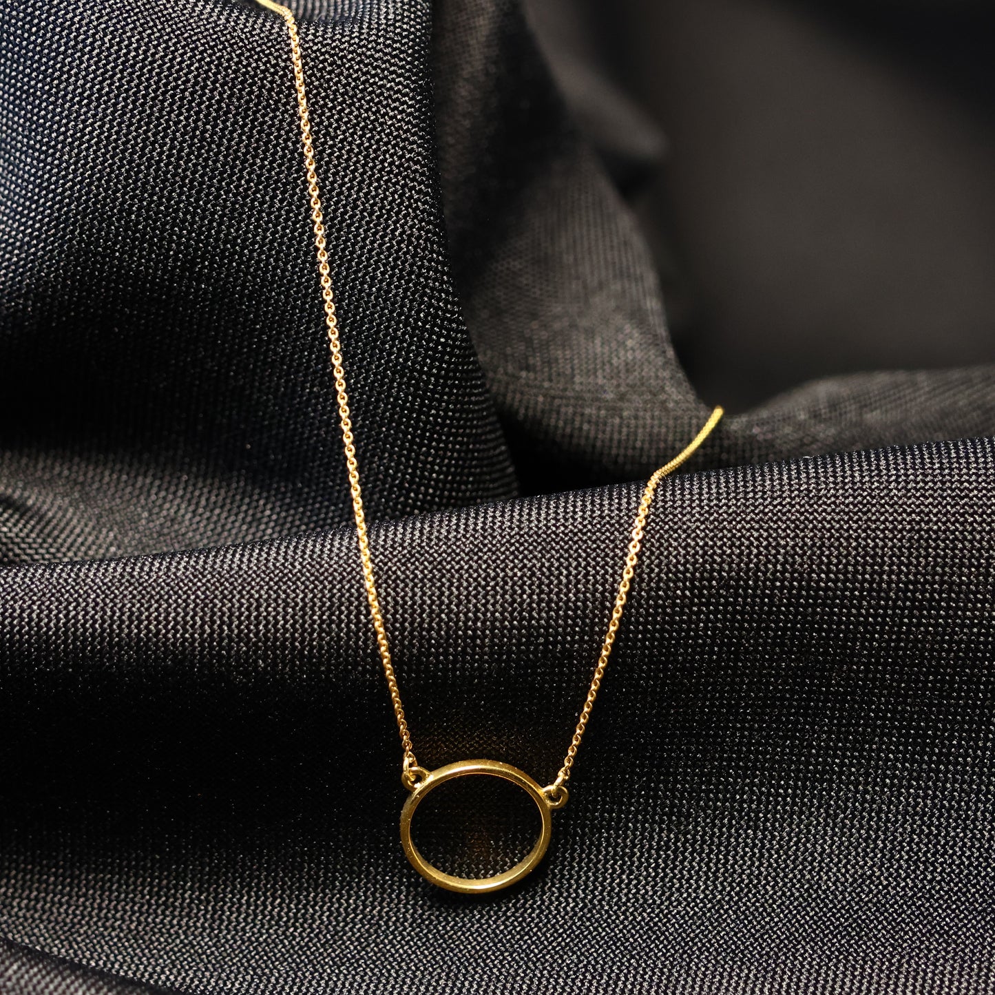 18kt geel gouden ketting met cirkelvormig tussenstuk 060739