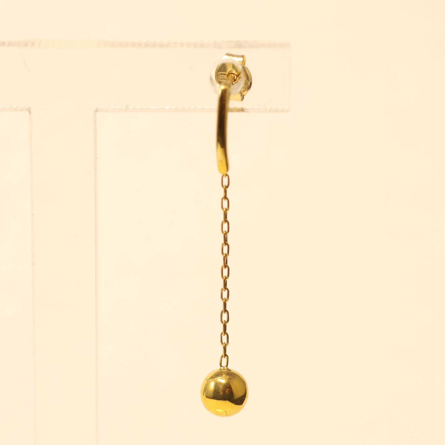 18KT gouden balletjes hangoorbellen 060259