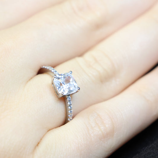 Naiomy Silver zilveren Ring met vierkante zirconia steen N2O64