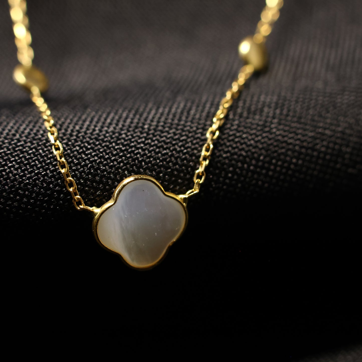 18KT geel gouden ketting met parelmoer bloemvormige tussenstukken 059181N