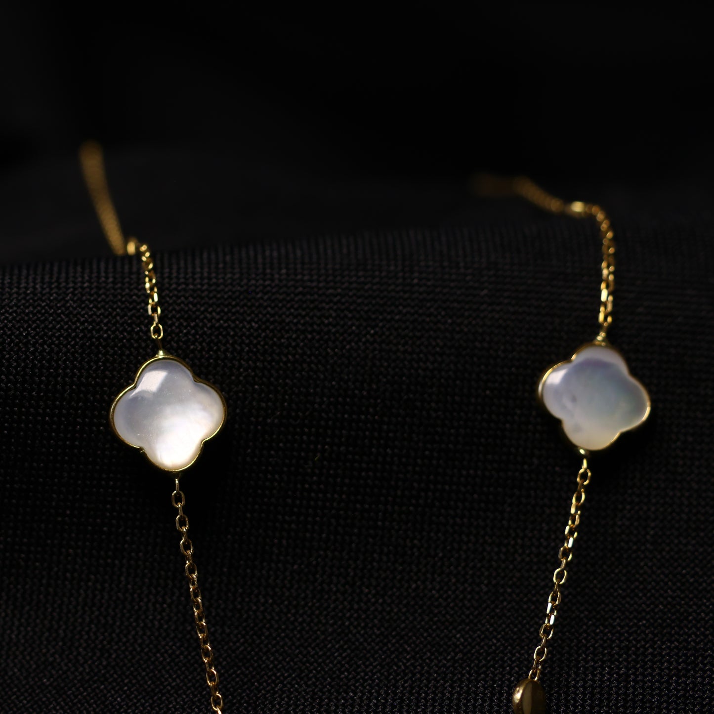 18KT geel gouden ketting met parelmoer bloemvormige tussenstukken 059181N