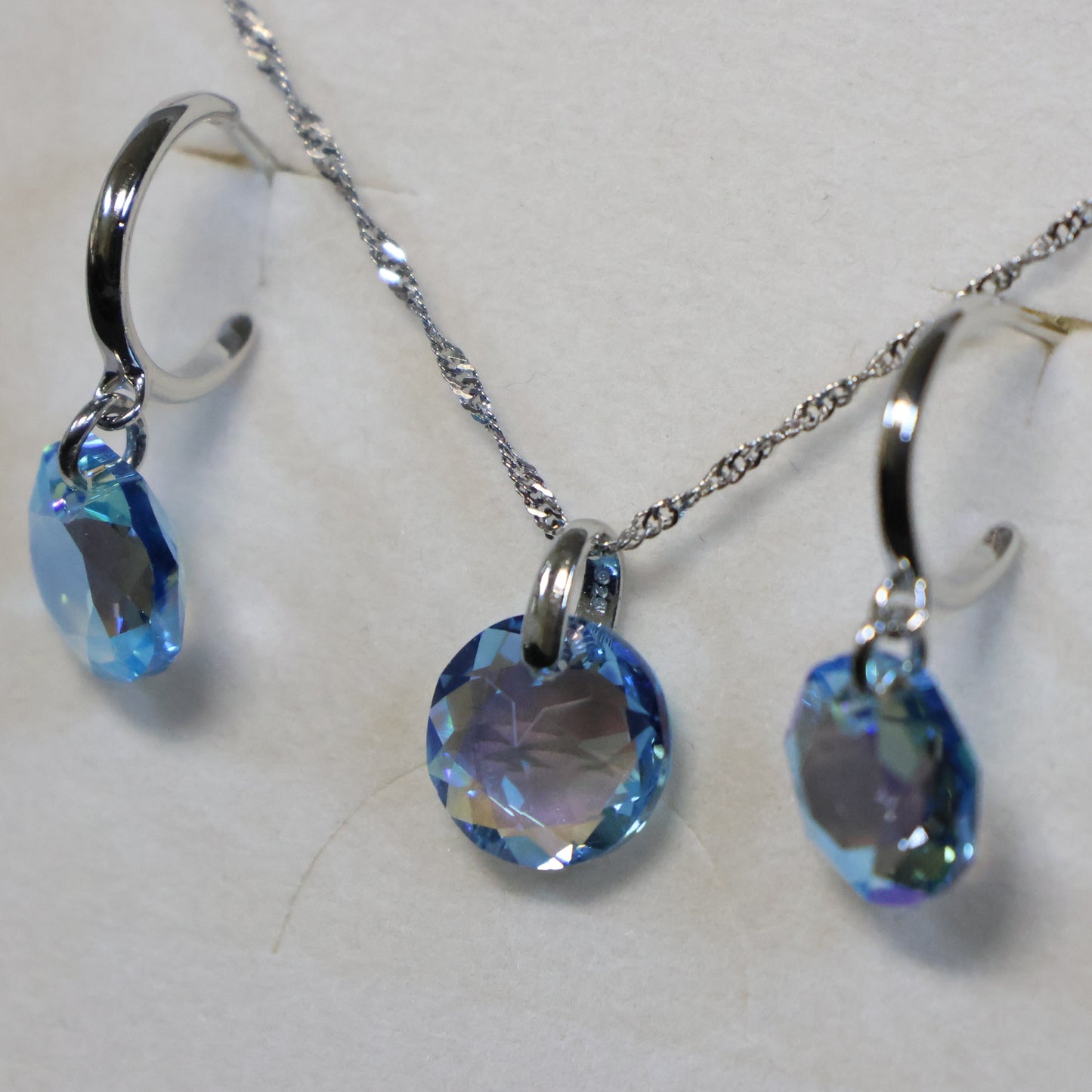 Spark zilveren oorbellen met lichtblauwe Swarovski kristallen K643010AQSH