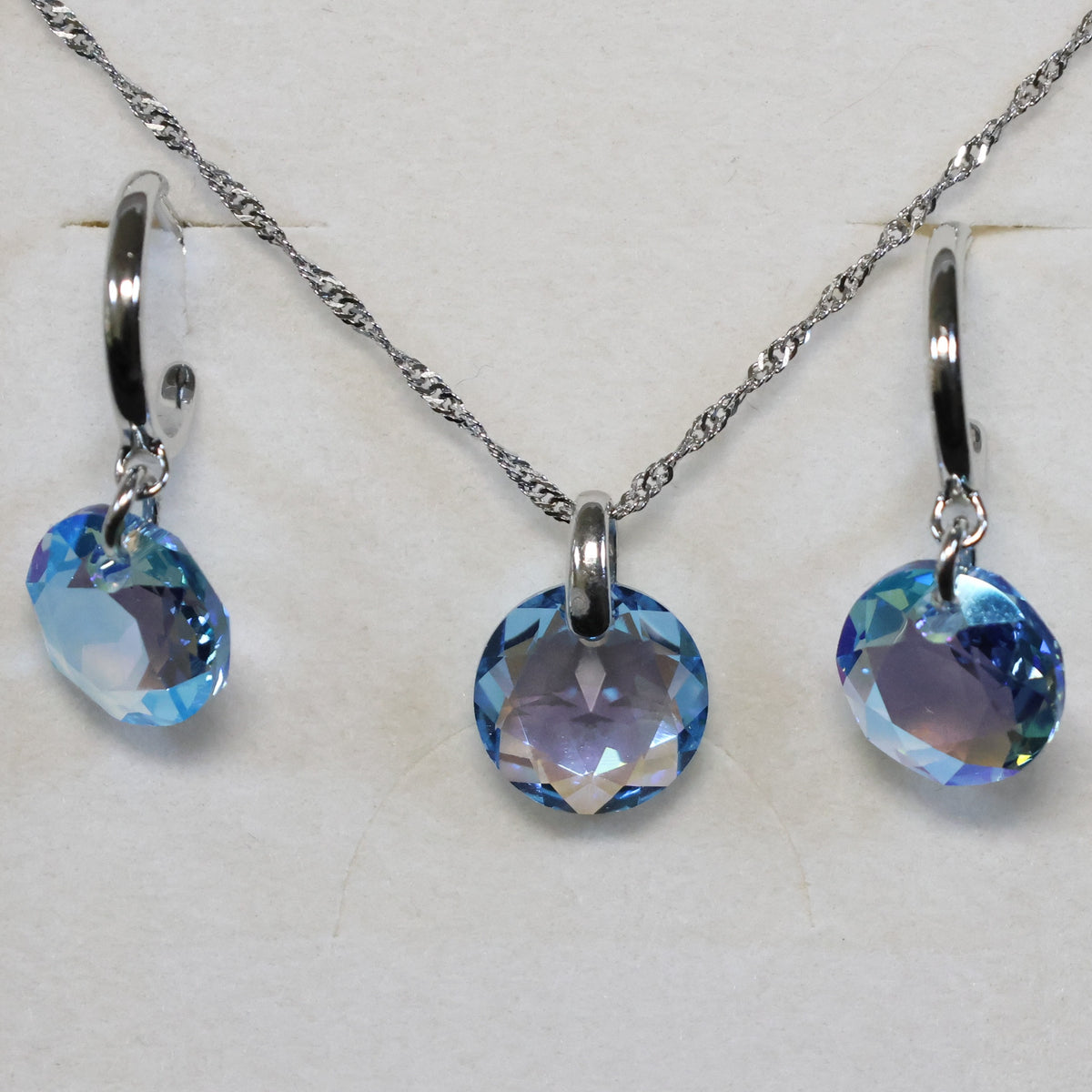 Spark zilveren oorbellen met lichtblauwe Swarovski kristallen K643010AQSH