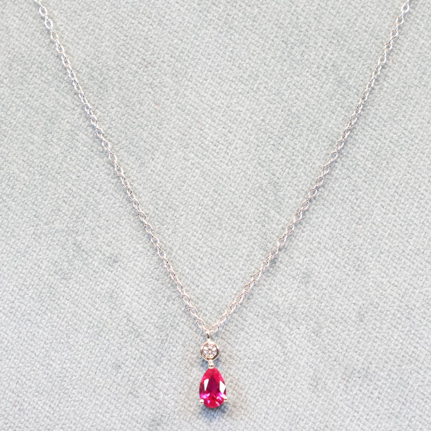 Naiomy Moments zilveren Halsketting met Rode hanger B8N08