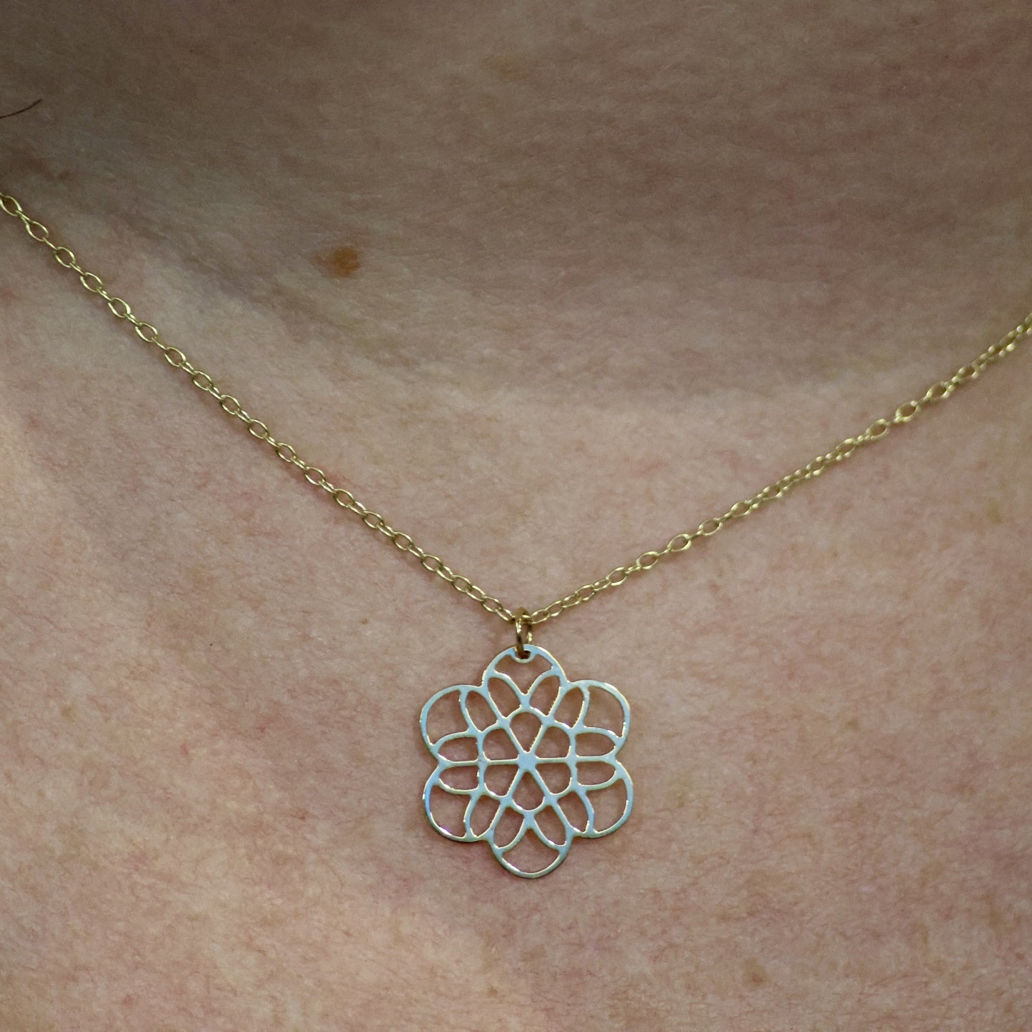 18kt geel gouden ketting met bloemvormige hanger 065669/42