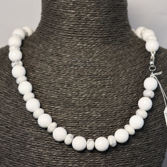 Halfedelsteen Magnesiet en Cacholong Halssnoer met zilveren slot
