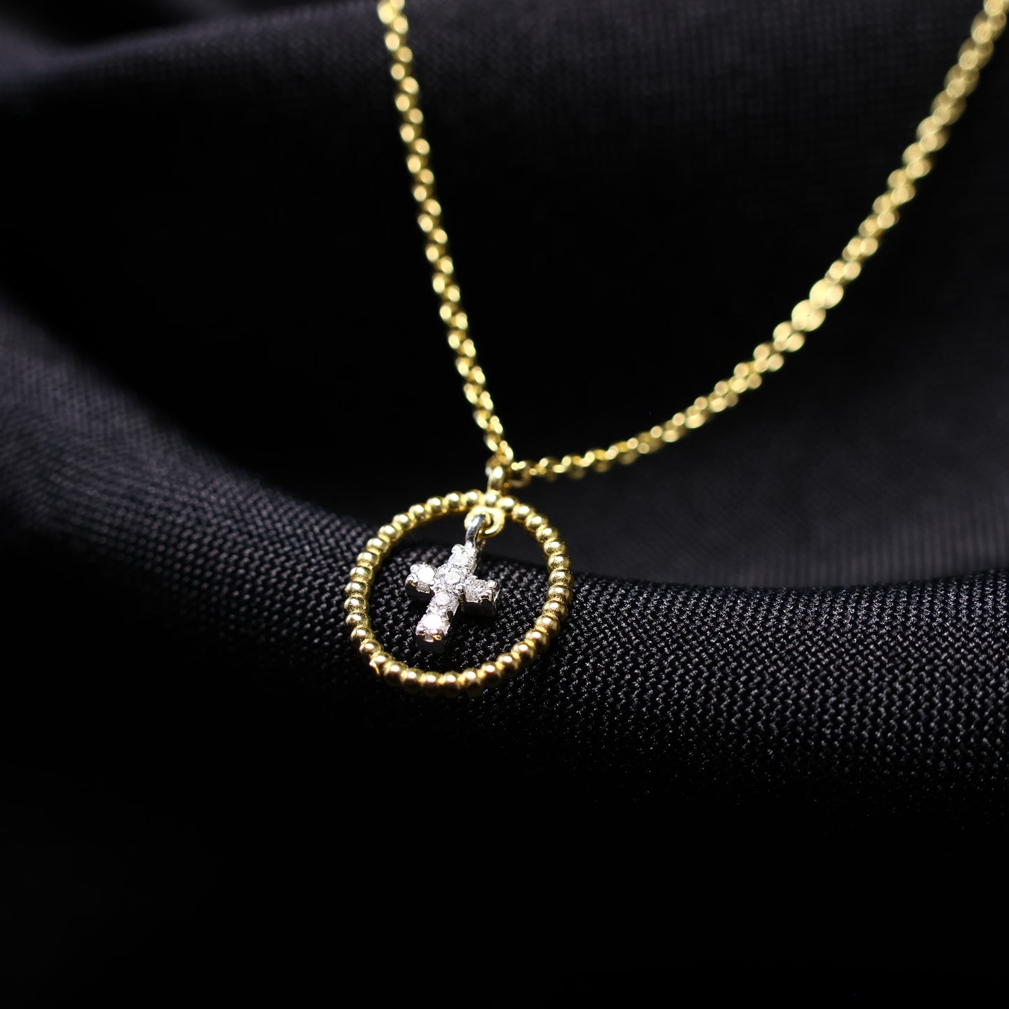 Ketting geel goud met kruisvormige hanger en briljant 067101