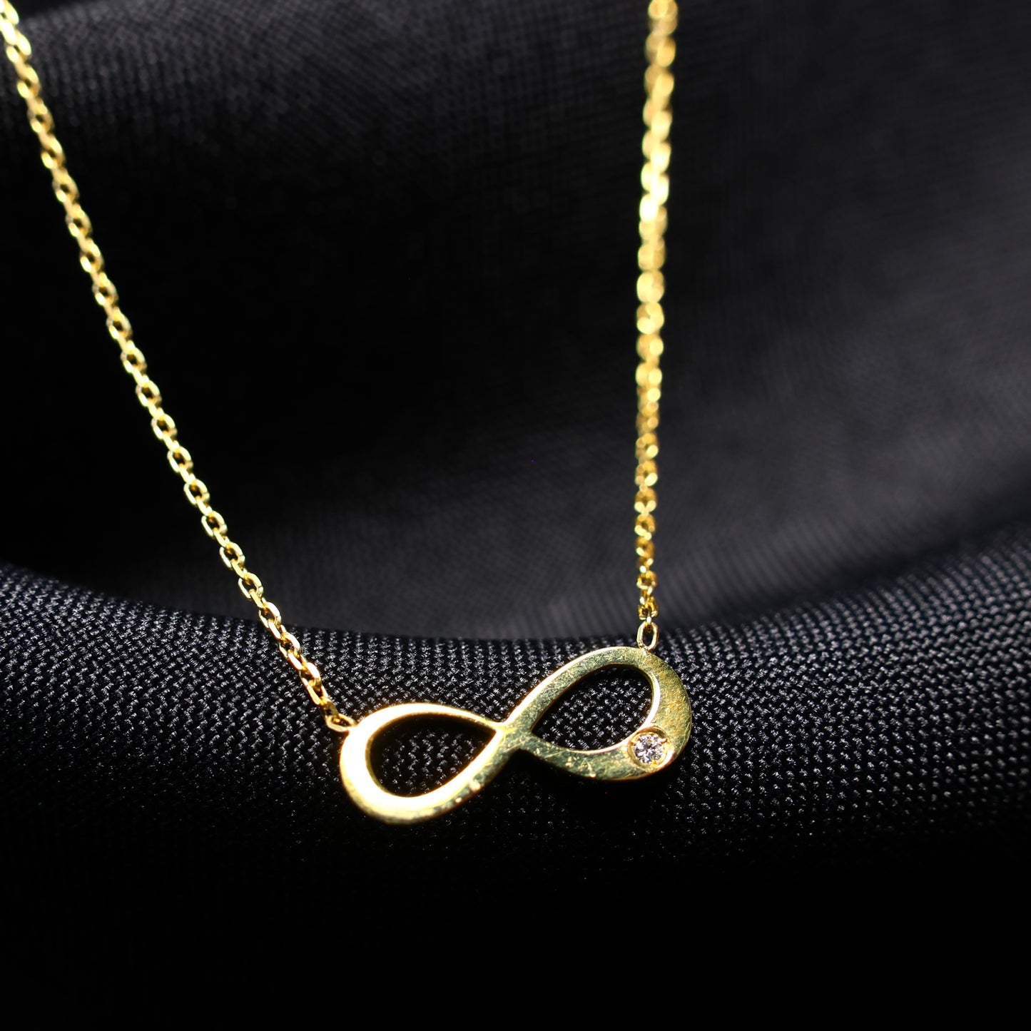 Ketting geel goud met infinity tussenstuk met briljant 056972A