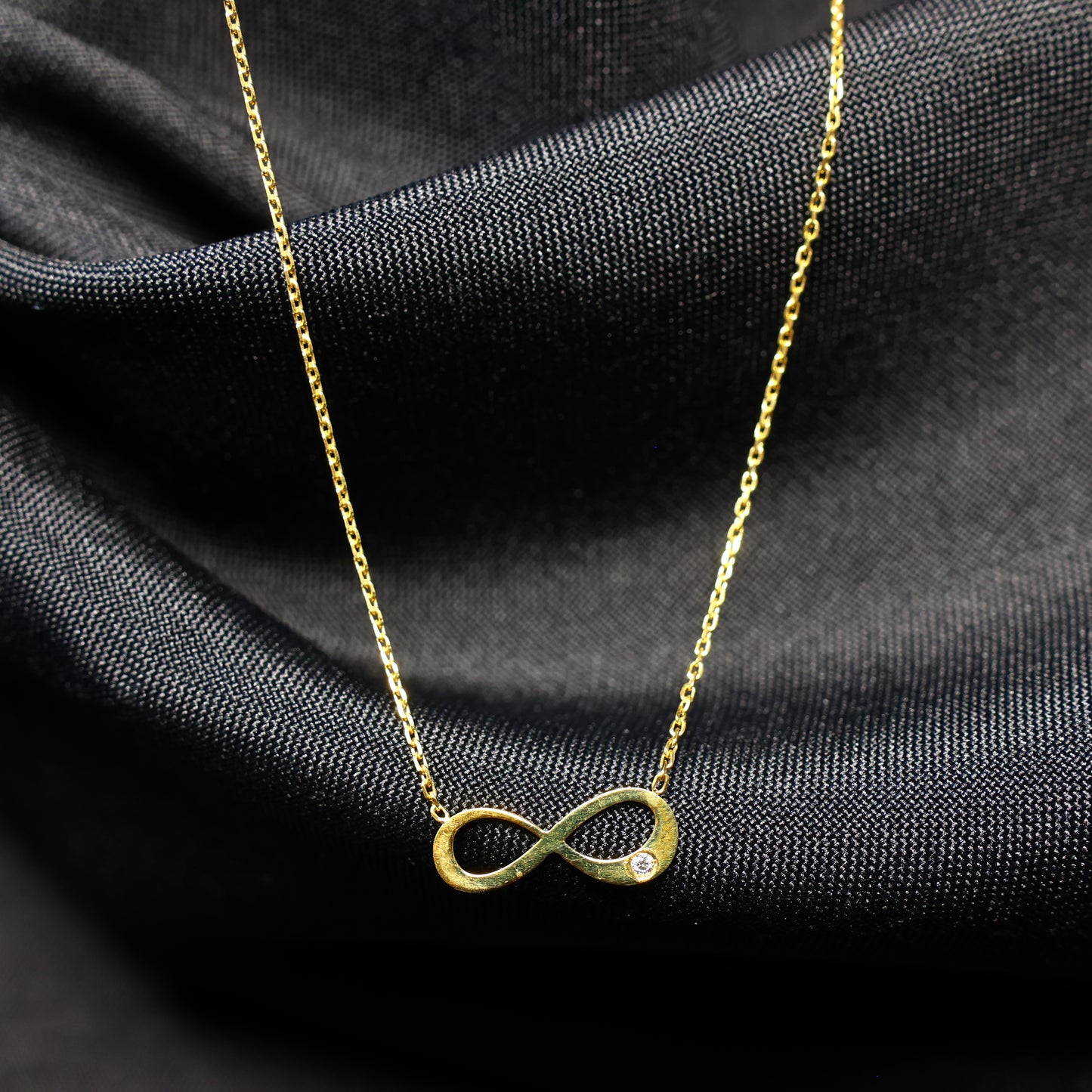 Ketting geel goud met infinity tussenstuk met briljant 056972A