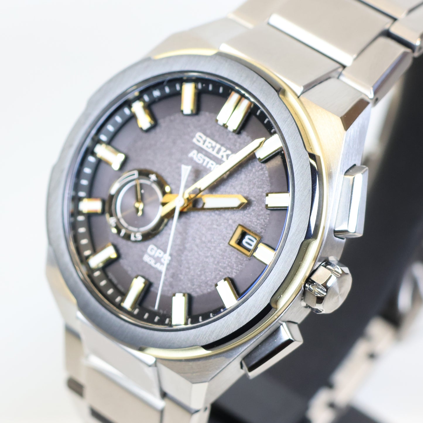 Seiko Astron SSJ026J1 titanium herenhorloge GPS solar gold/black dial