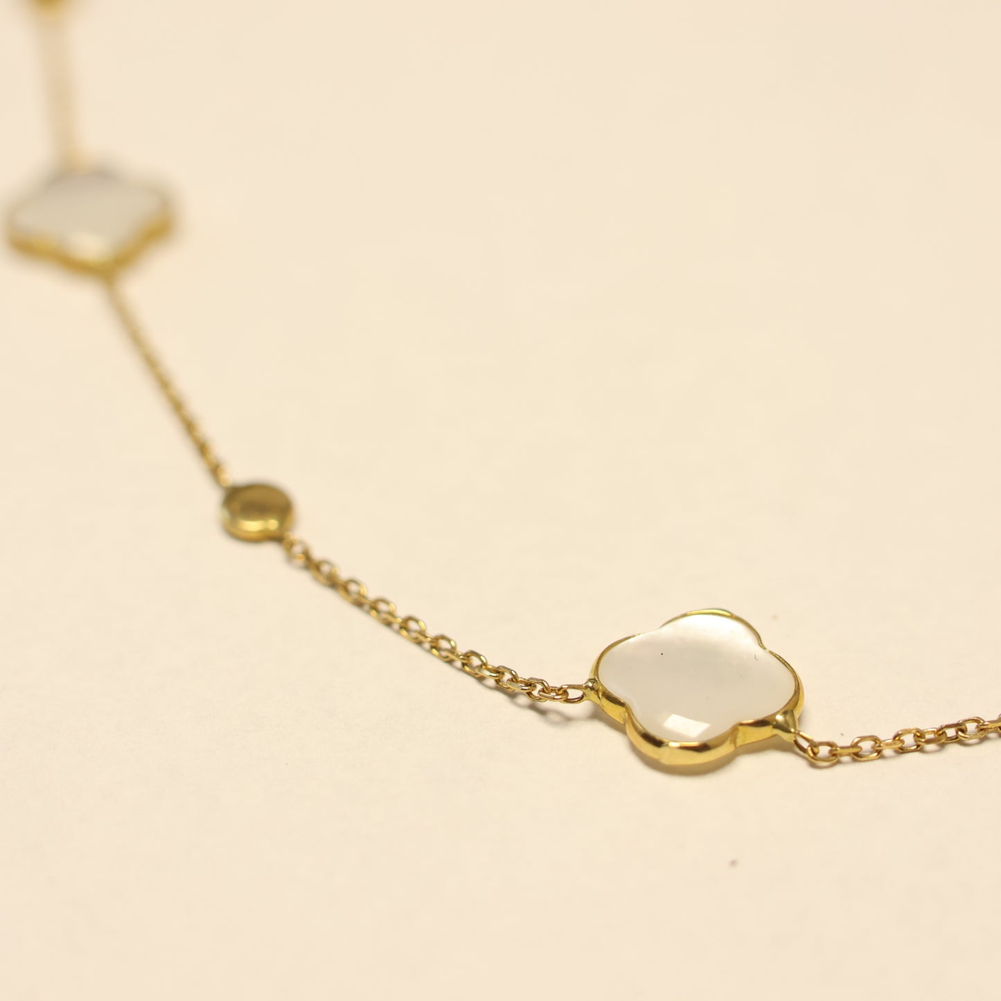 18KT geel gouden ketting met parelmoer bloemvormige tussenstukken 059181N
