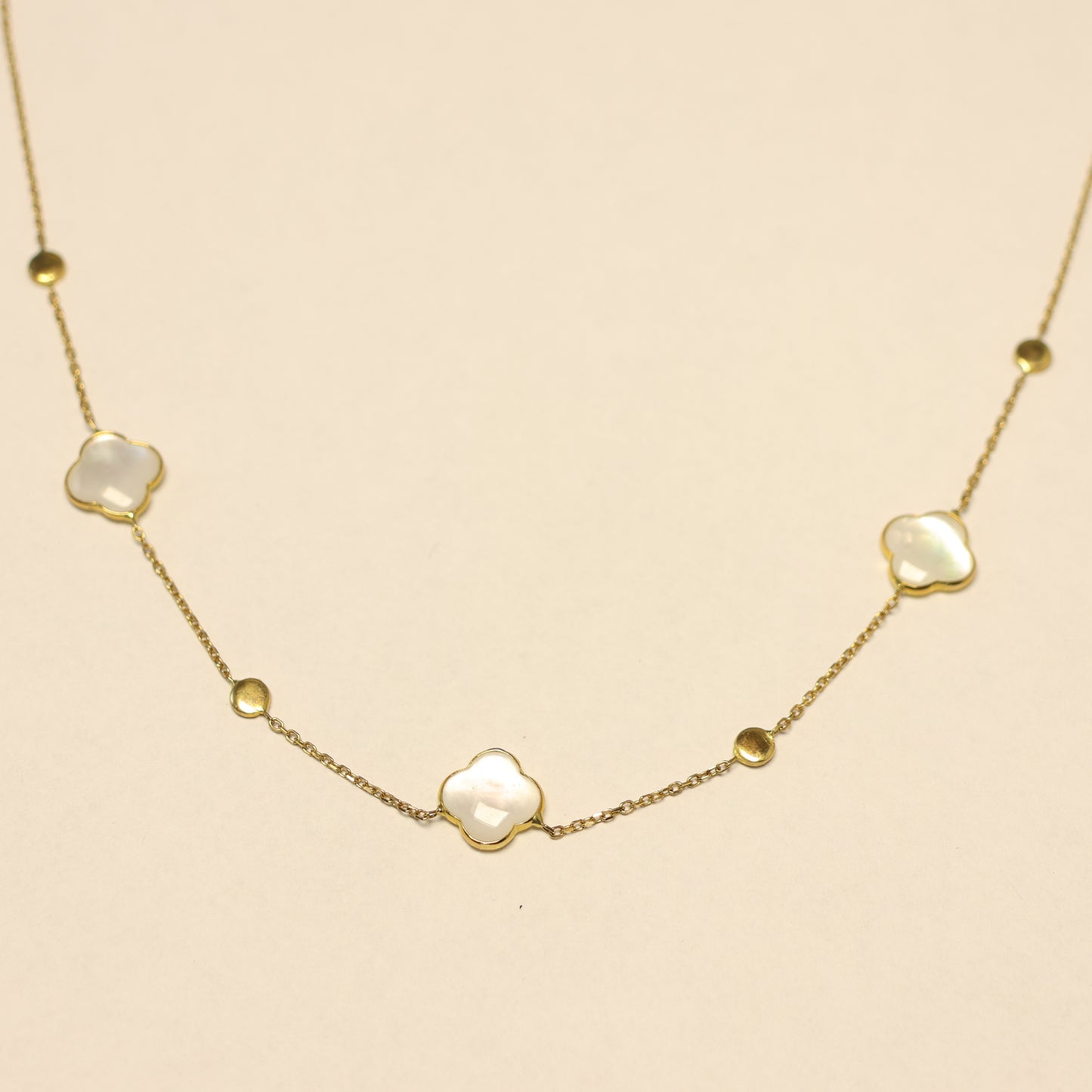 18KT geel gouden ketting met parelmoer bloemvormige tussenstukken 059181N