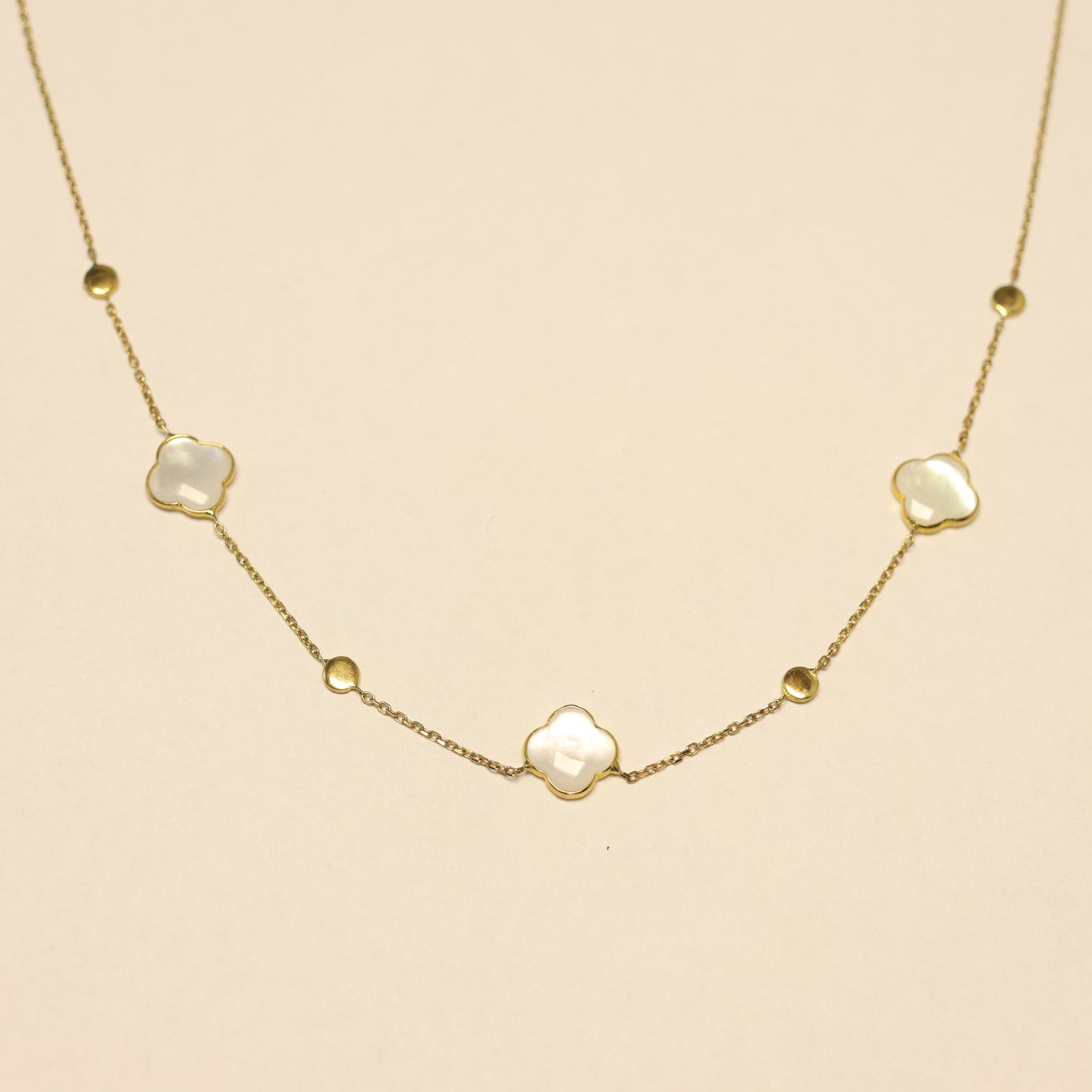 18KT geel gouden ketting met parelmoer bloemvormige tussenstukken 059181N