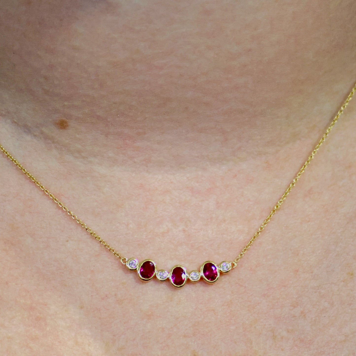 Ketting geel goud met tussenstuk met robijn 068539RA