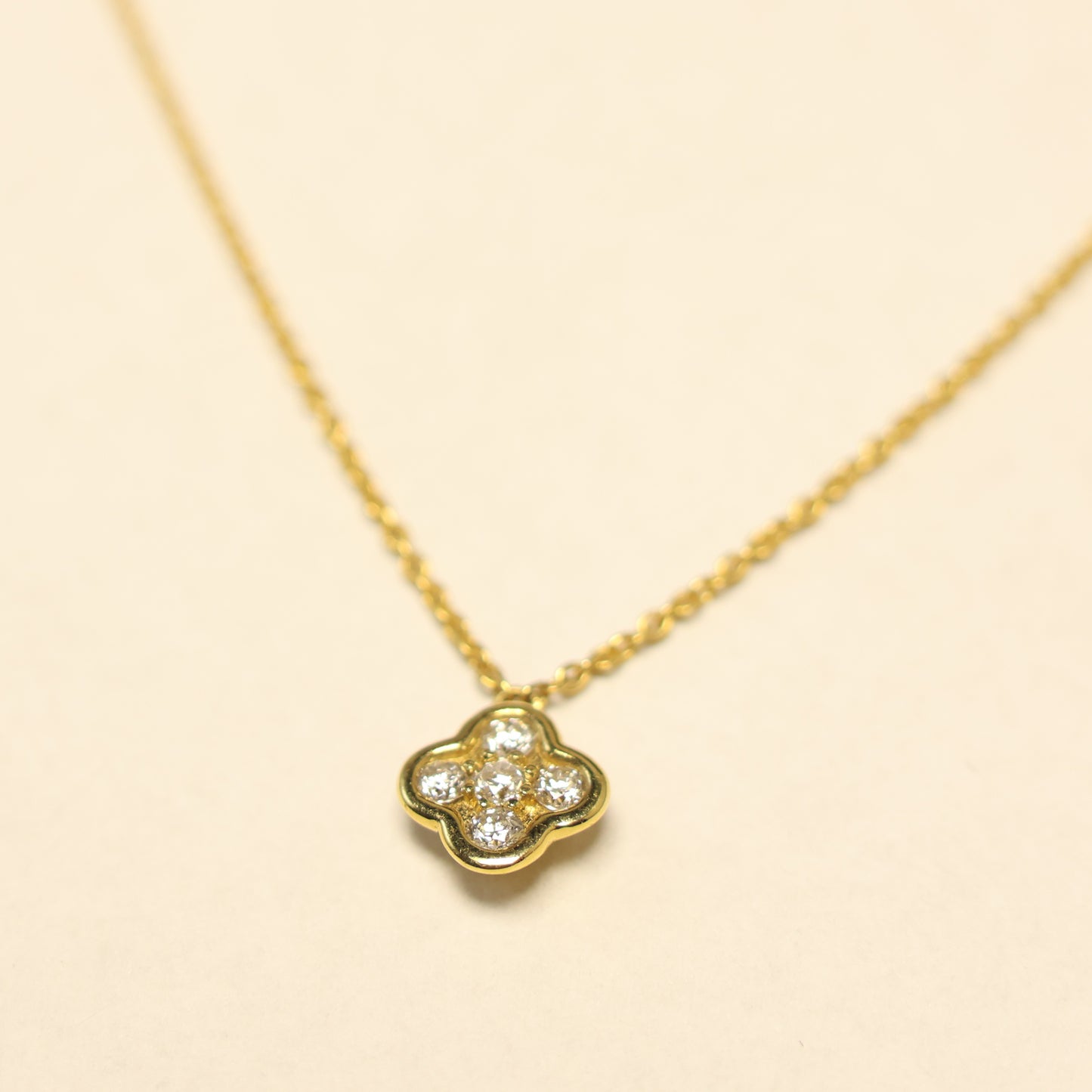 18Kt geel gouden ketting met bloemvormig tussenstuk met briljant 067070A