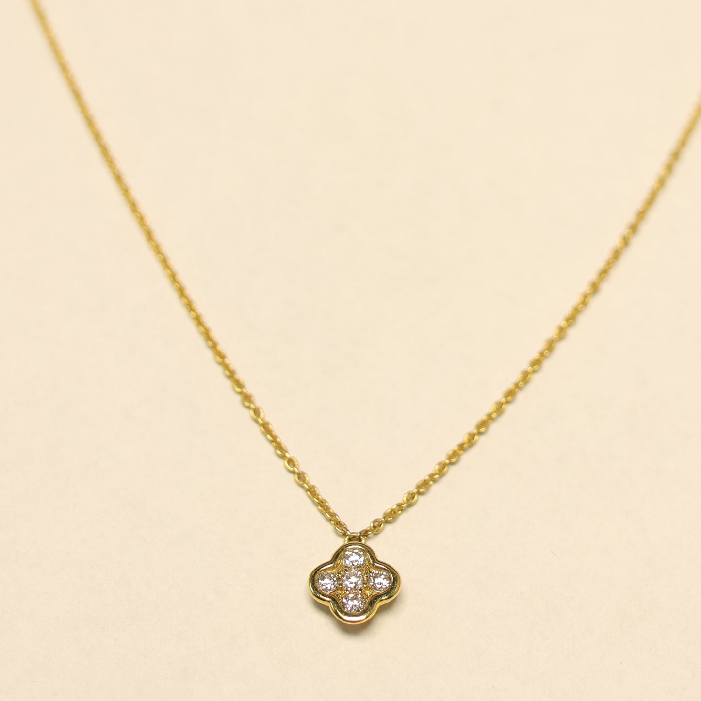 18Kt geel gouden ketting met bloemvormig tussenstuk met briljant 067070A