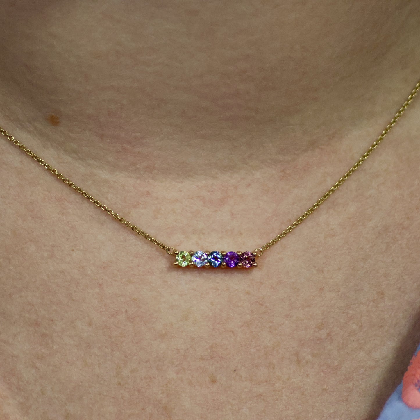 18 karaat geel gouden ketting met tussenstuk met kleurstenen 067293/5K