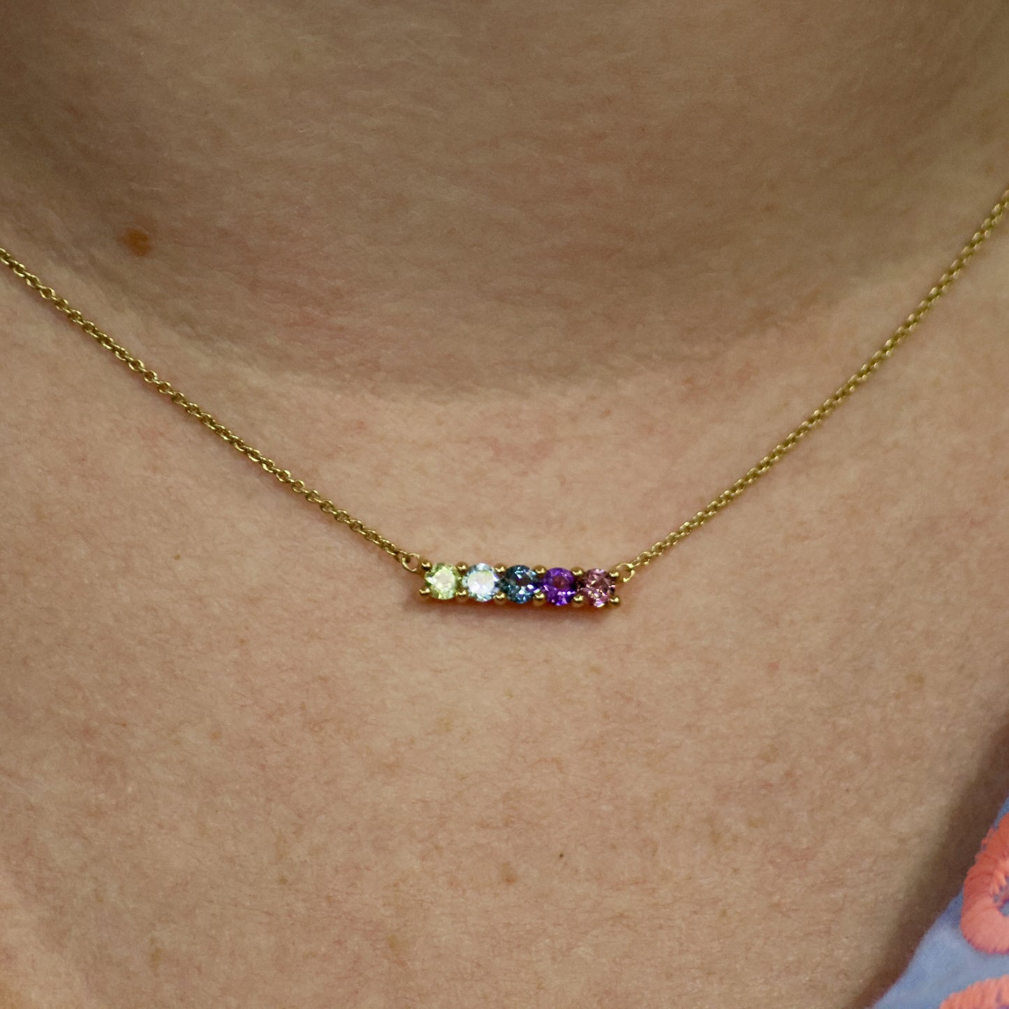 18 karaat geel gouden ketting met tussenstuk met kleurstenen 067293/5K