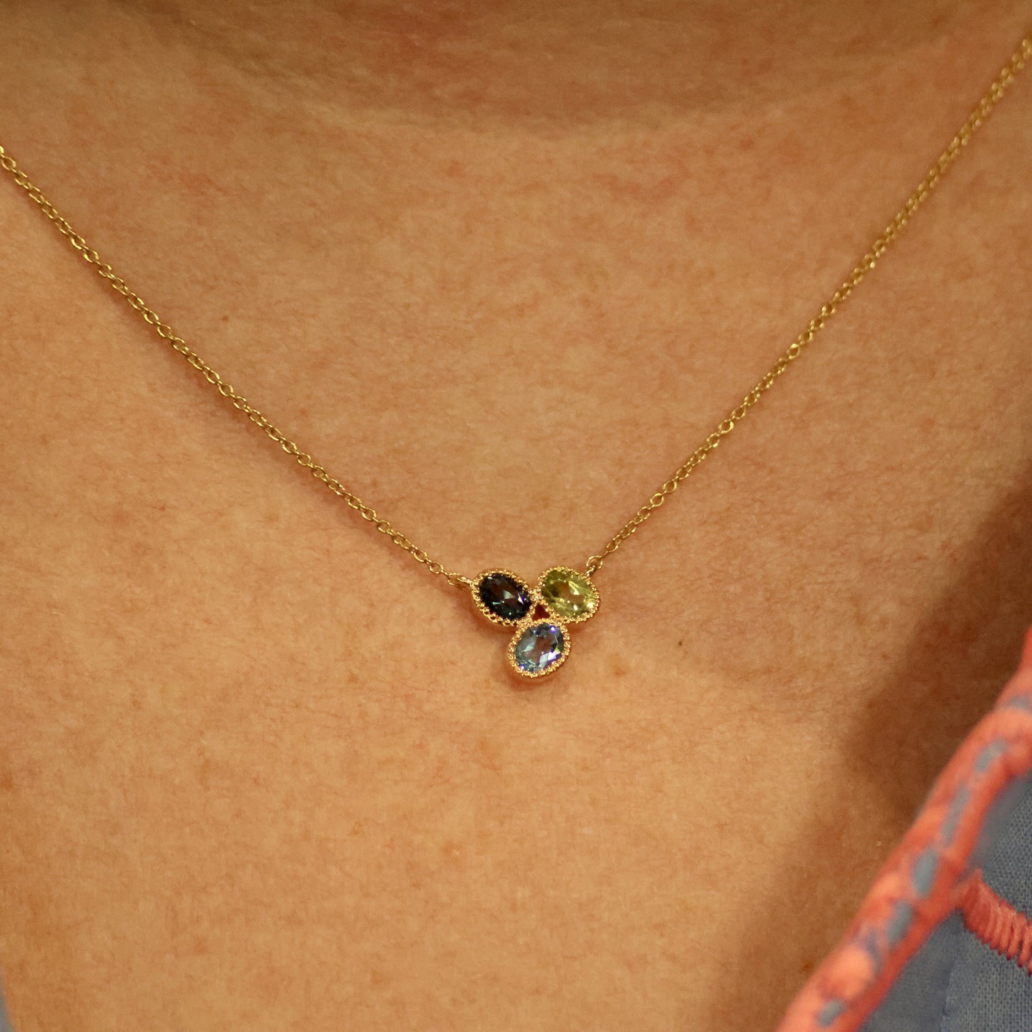 18karaat geel gouden ketting met tussenstuk met kleurstenen 067528/3K