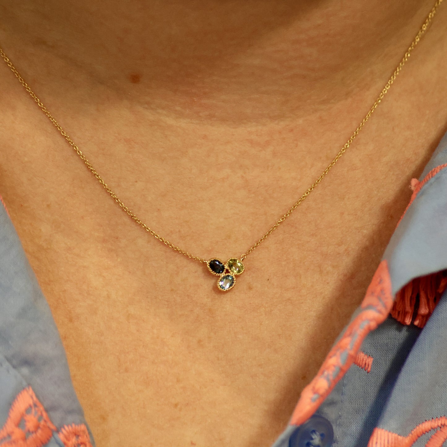 18karaat geel gouden ketting met tussenstuk met kleurstenen 067528/3K