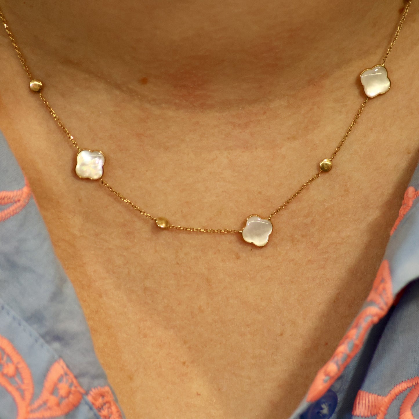 18KT geel gouden ketting met parelmoer bloemvormige tussenstukken 059181N