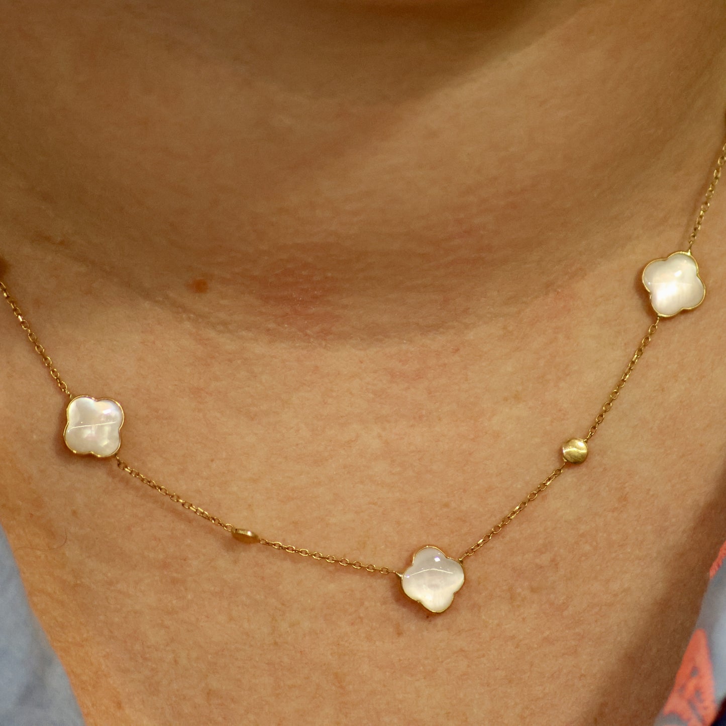 18KT geel gouden ketting met parelmoer bloemvormige tussenstukken 059181N