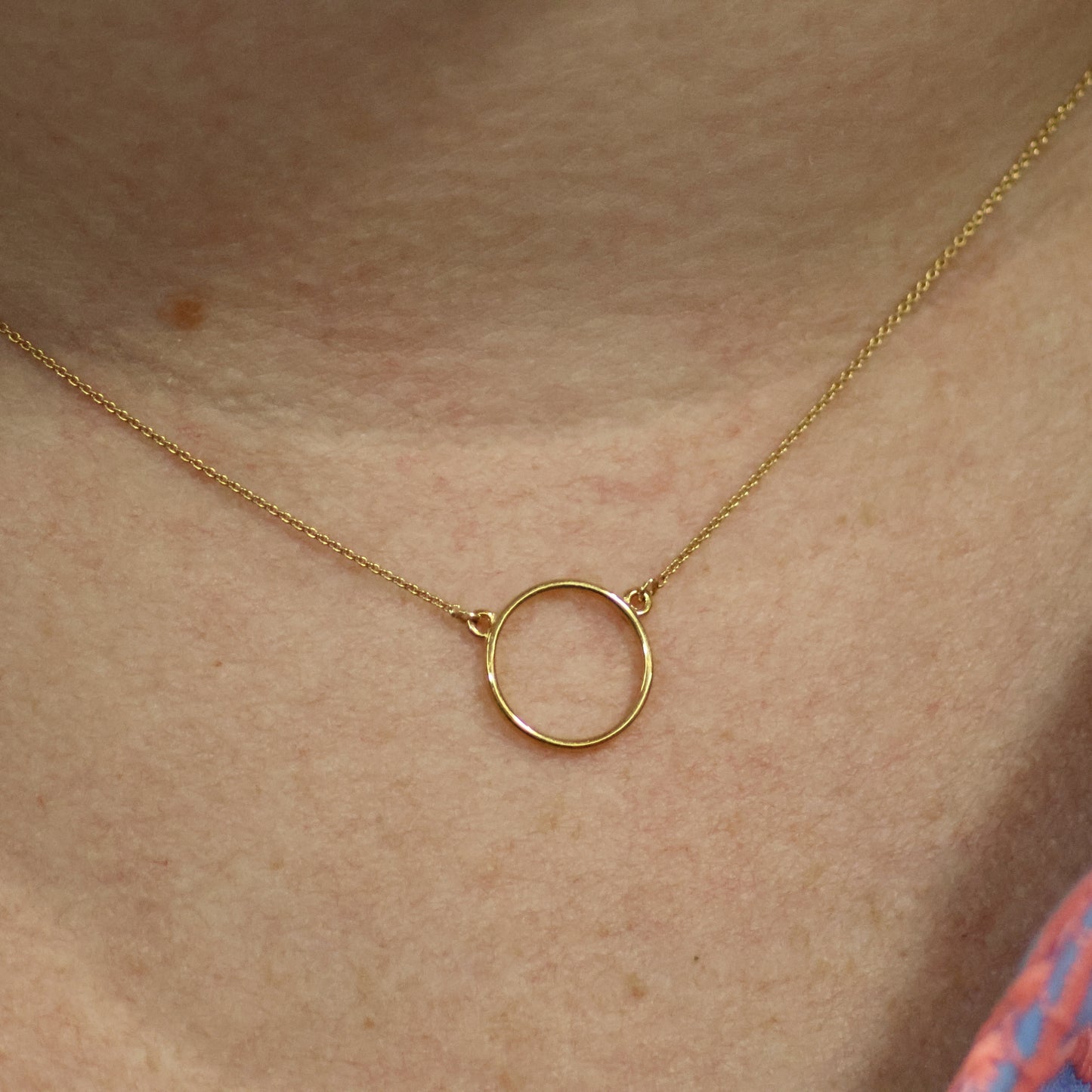 18kt geel gouden ketting met cirkelvormig tussenstuk 060739