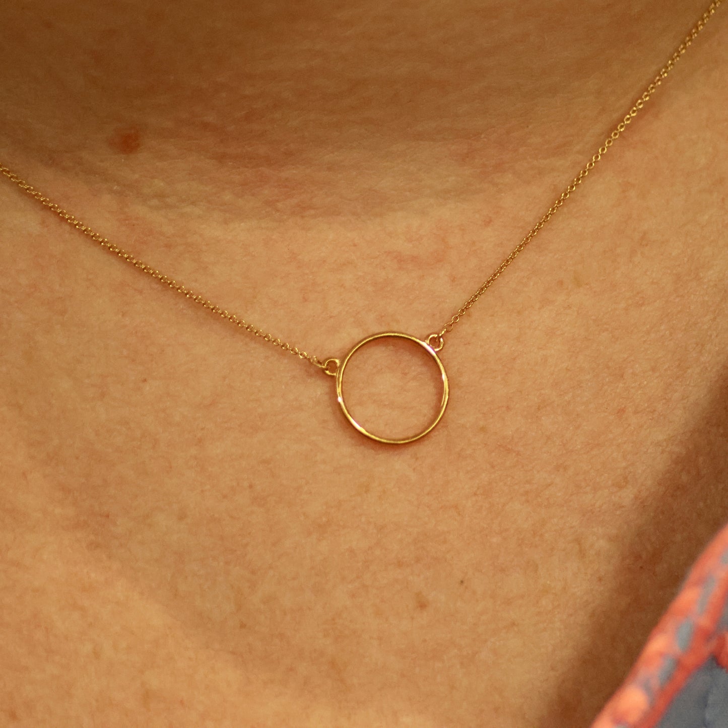 18kt geel gouden ketting met cirkelvormig tussenstuk 060739
