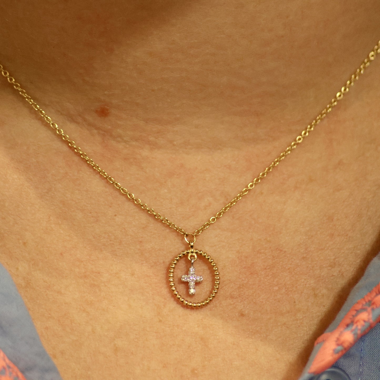 Ketting geel goud met kruisvormige hanger en briljant 067101