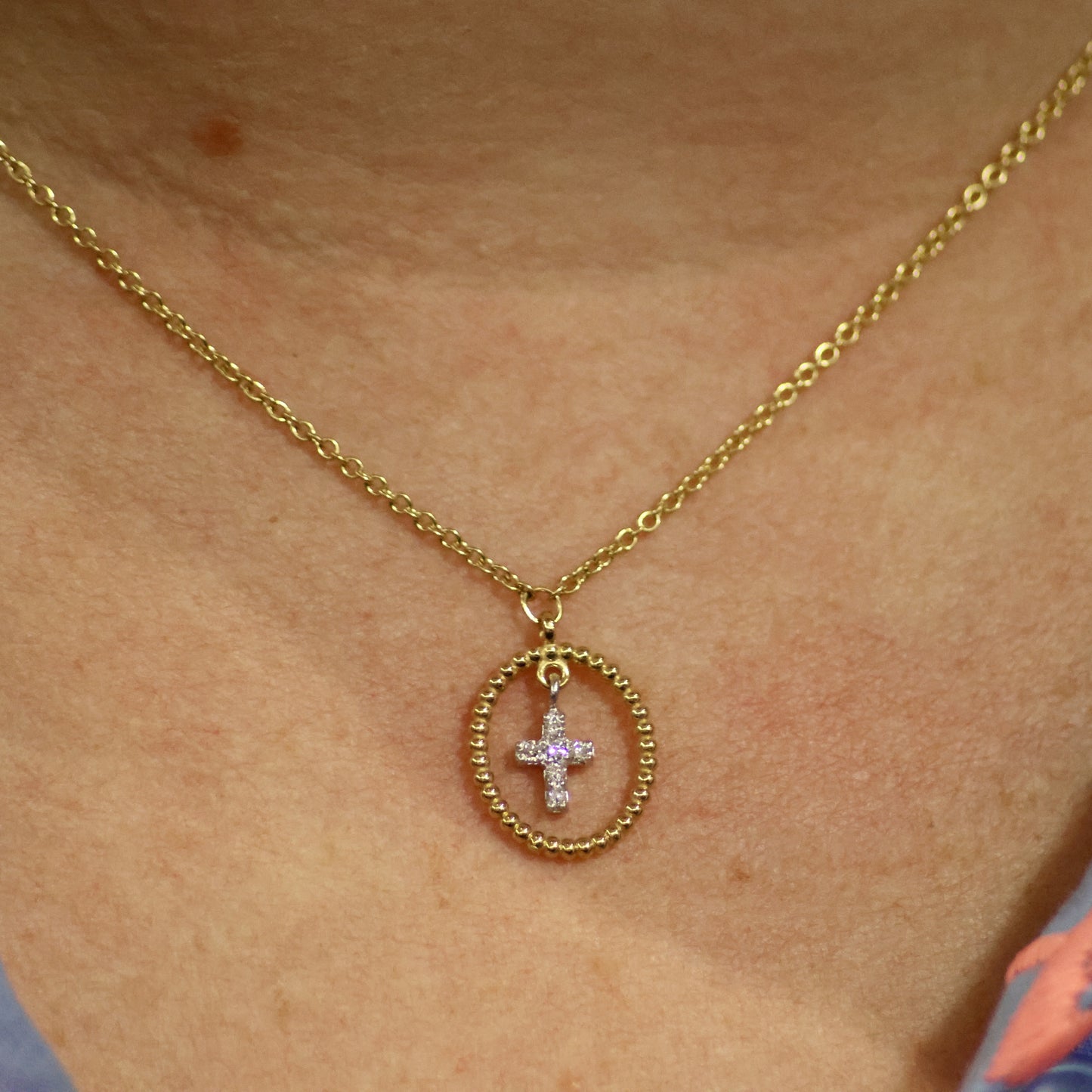Ketting geel goud met kruisvormige hanger en briljant 067101