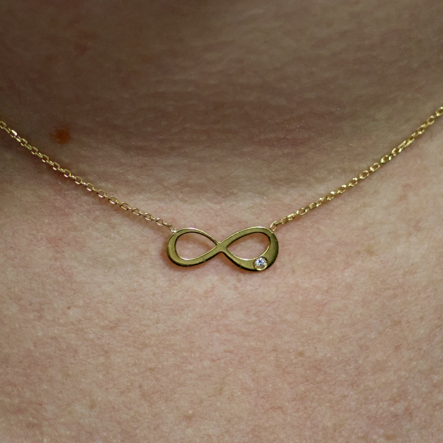 Ketting geel goud met infinity tussenstuk met briljant 056972A