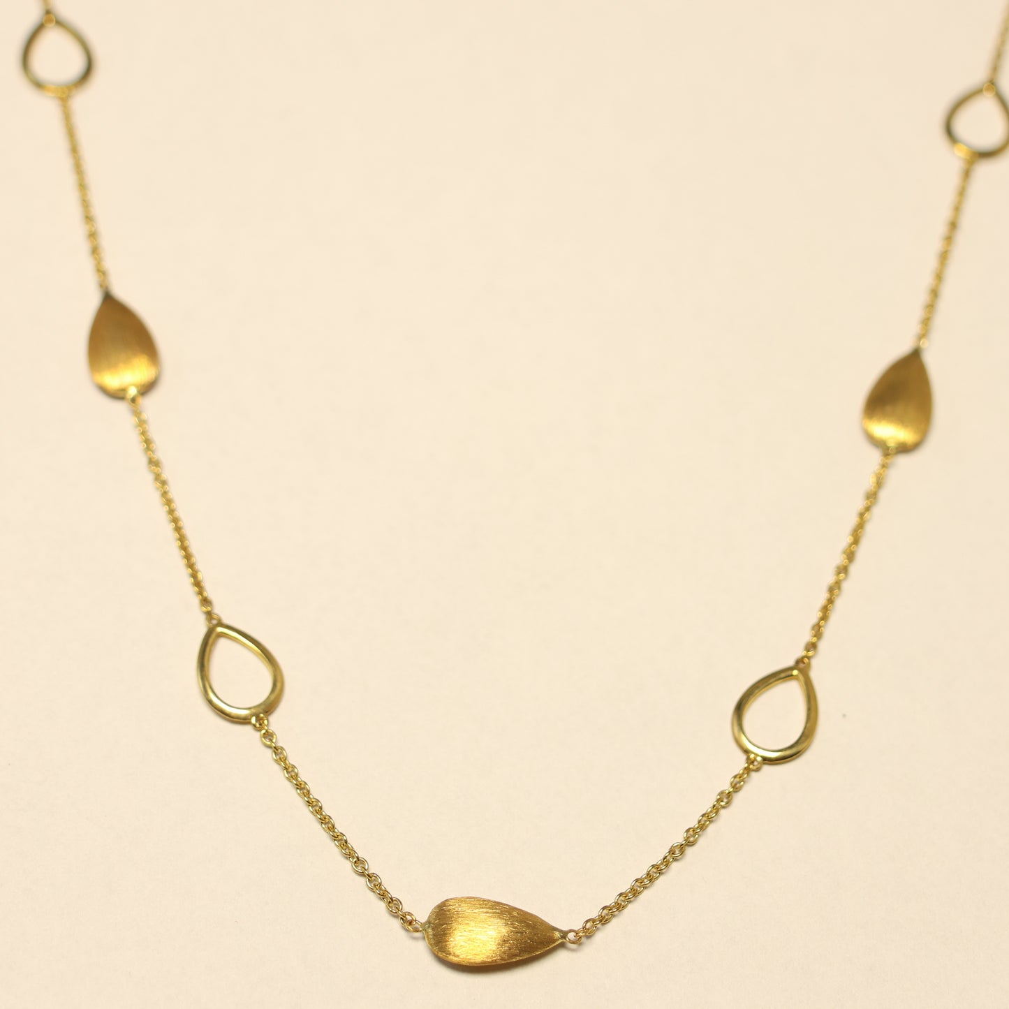 18kt geel gouden Ketting met druppel motief 059595/45