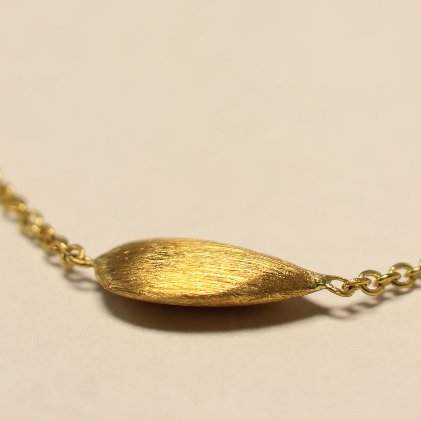 18kt geel gouden Ketting met druppel motief 059595/45