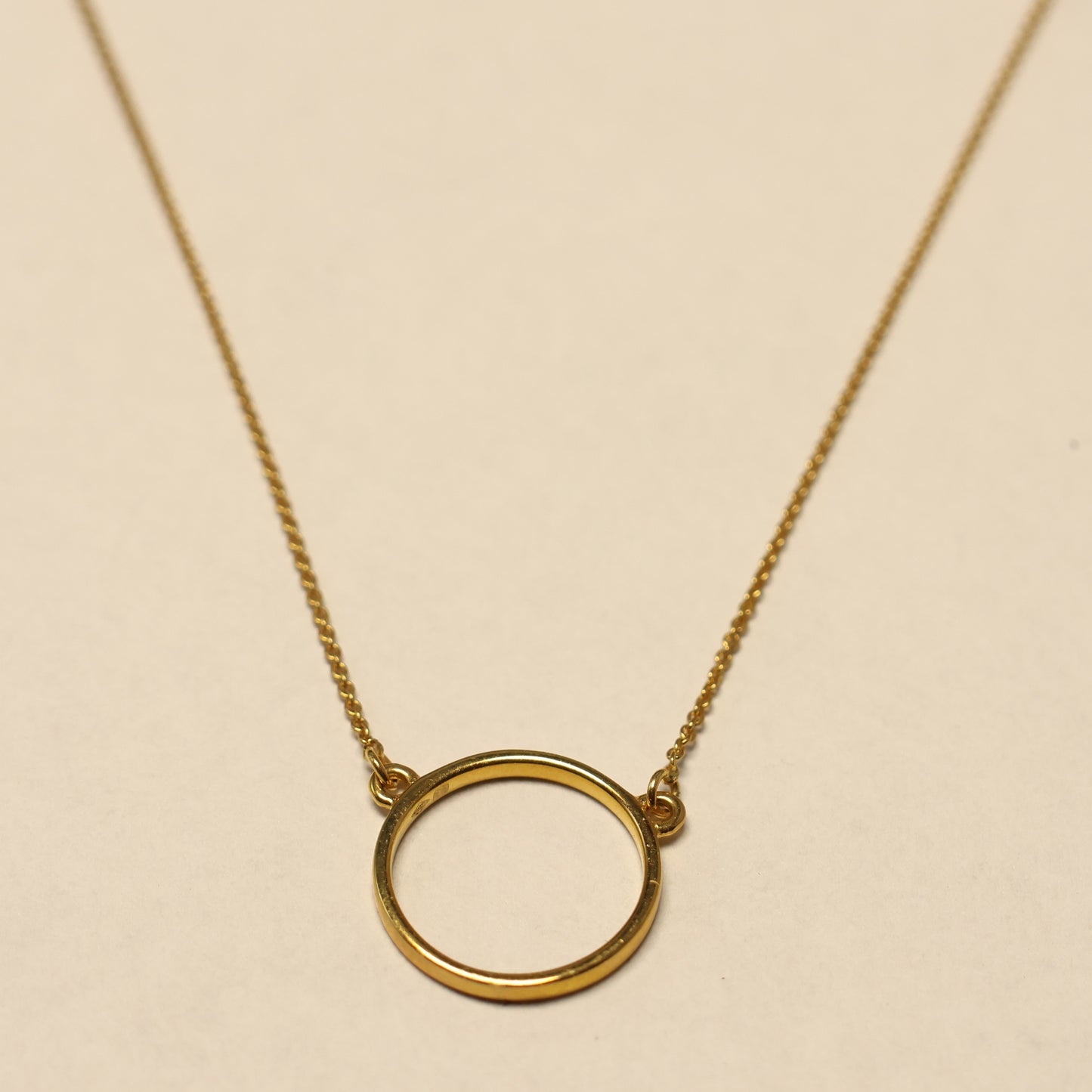18kt geel gouden ketting met cirkelvormig tussenstuk 060739