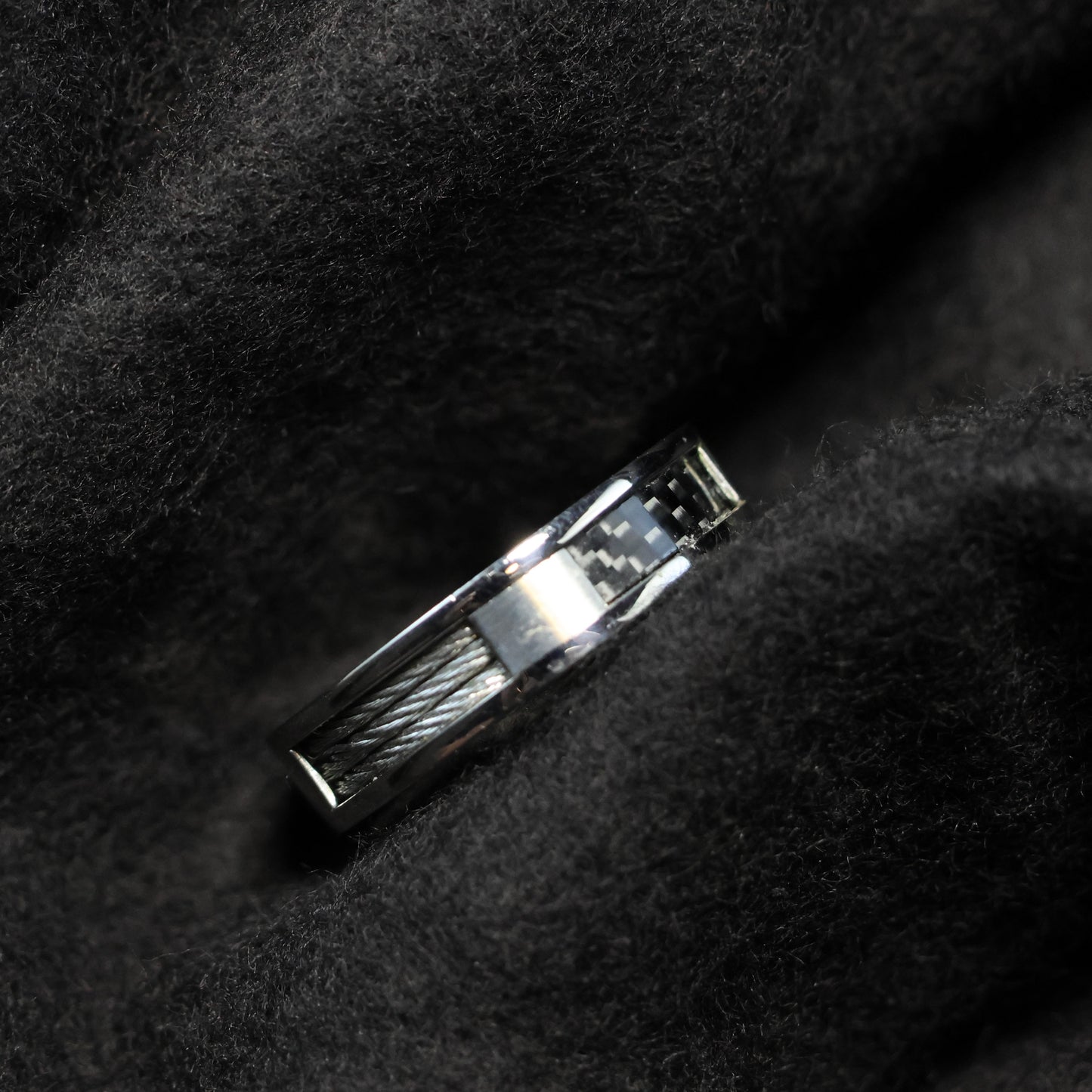 Outlet Titanium ring met carbon maat: 60 & 67