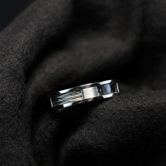 Outlet Titanium ring met carbon maat: 60 & 67