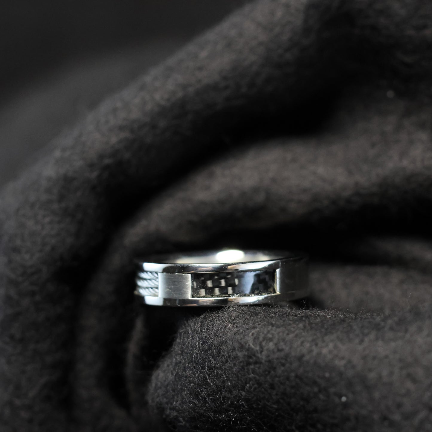Outlet Titanium ring met carbon maat: 60 & 67